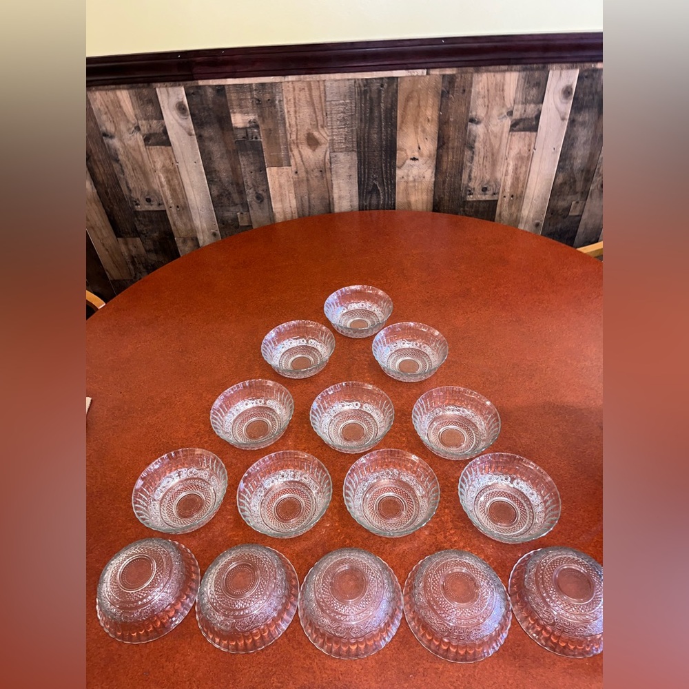 Beautiful Set of 5 Glass Decorative Salad/ food bowls 30 ounces.